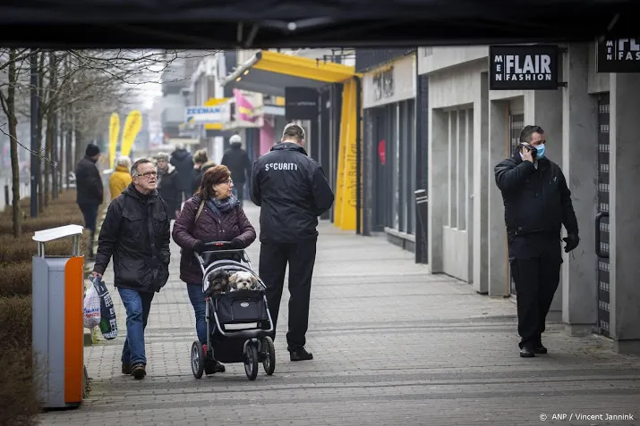 winkeliers zamelen handtekeningen in voor heropening winkels