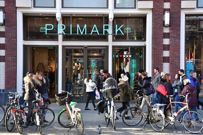 winkelsluitingen kostten primark moeder miljoenen aan omzet