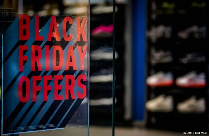 winkelstraten met black friday bijna de helft rustiger