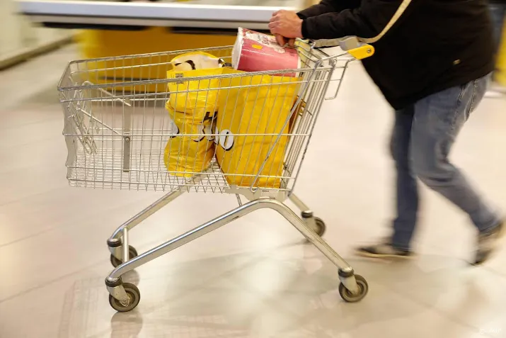 winkelwagens in supermarkten zorgen niet voor 15 meter afstand