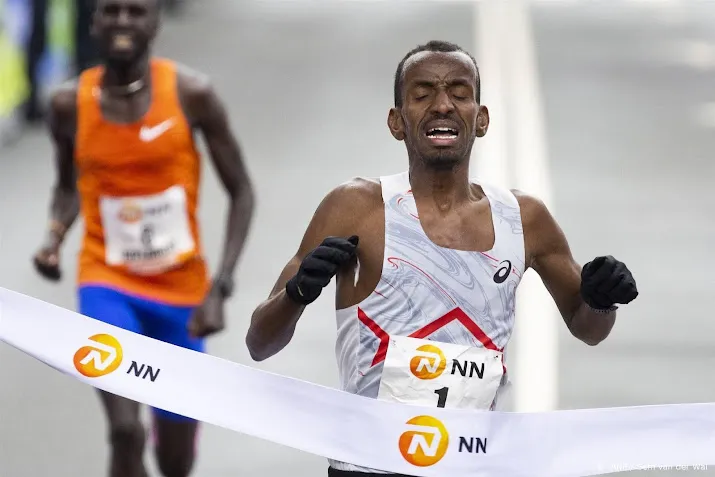 winnaar abdi moppert over het weer en trage hazen