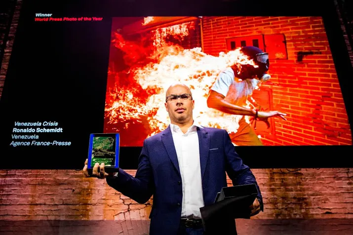 winnaar world press photo toont brandende man