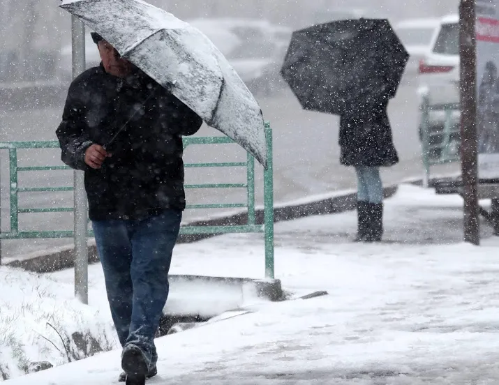 winters weer met storm en sneeuw op tweede paasdag