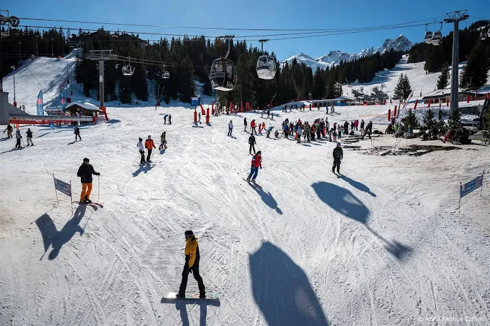 wintersporters nu al op skivakantie door vroege sneeuwval