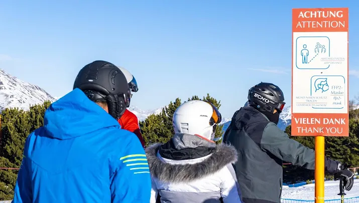 wintersporters vertrekken halsoverkop naar pistes oostenrijk