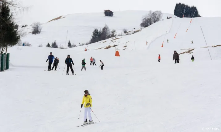 wintersporters wachten met boeken door wisselende reisadviezen