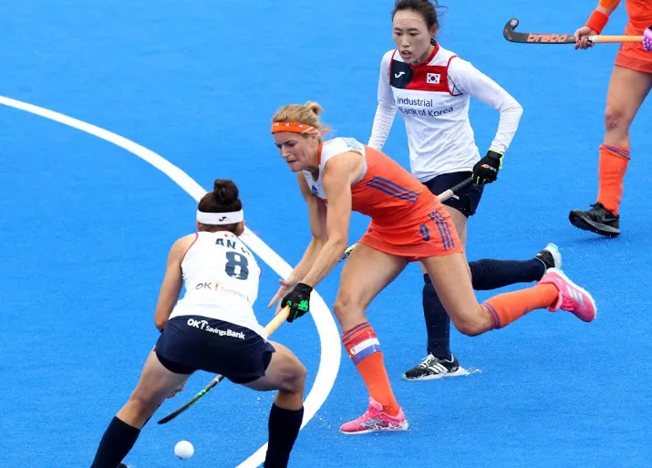 wk duel hockeysters gestaakt na onweer