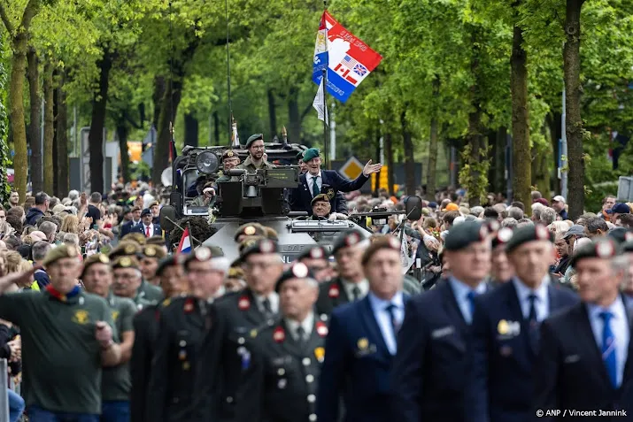 wo ii veteranen voorop in vrijheidsdefile ruim 1700 deelnemers