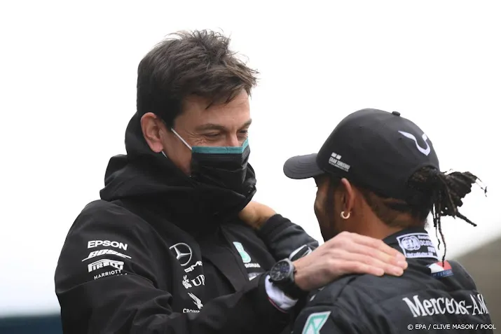 wolff kan alleen maar hopen dat hamilton in de formule 1 blijft