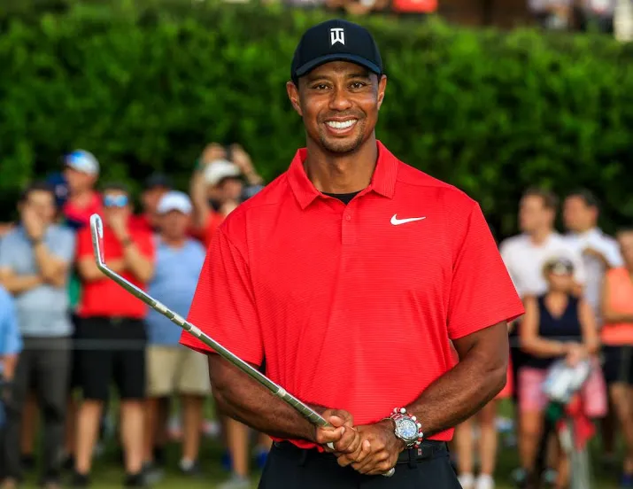 woods bekroont rentree met tachtigste titel