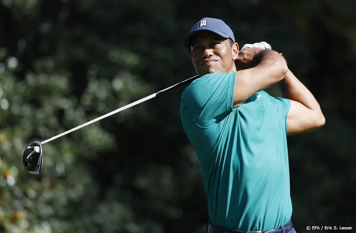 woods weer op de golfbaan na auto ongeluk