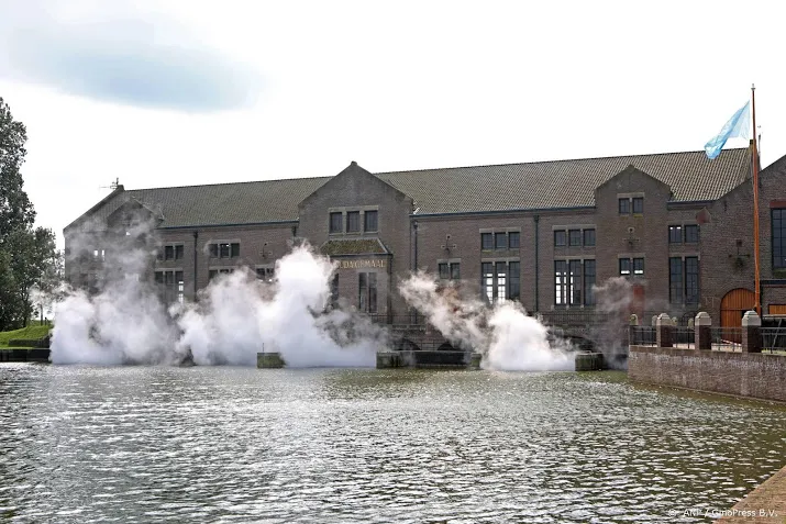 woudagemaal onder stoom wegens zware regenval