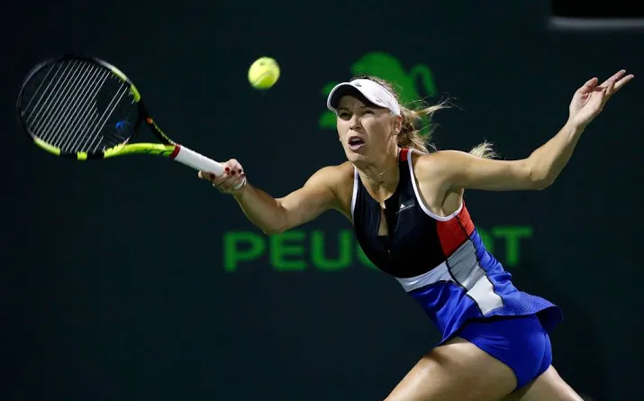 wozniacki wint overtuigend op gravel