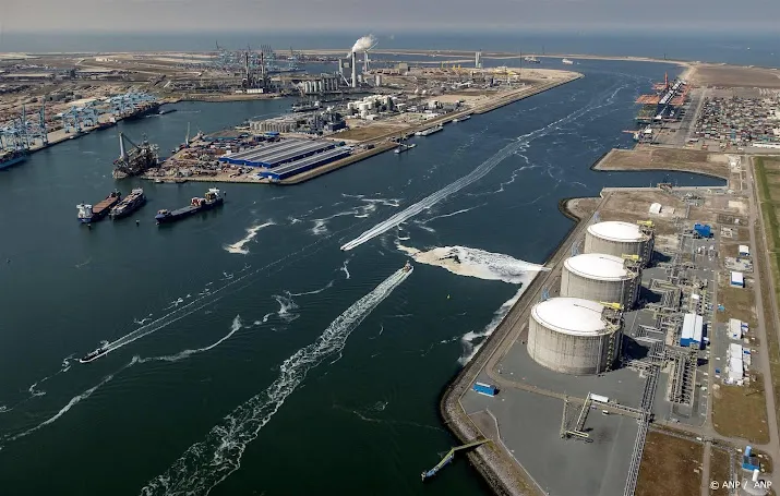 xr blokkeert weg in europoort protest tegen vervuilende haven