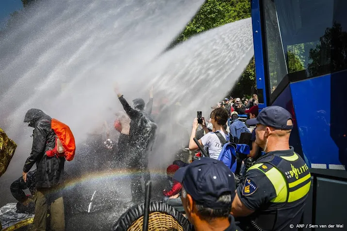 xr spant kort geding aan om inzet waterkanon op a12 te verbieden