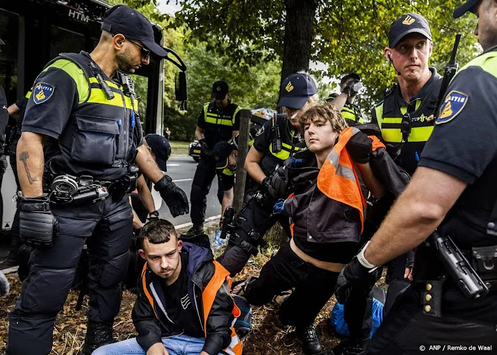 xr stopt blokkade a12 om onveilige situatie met tegendemonstranten