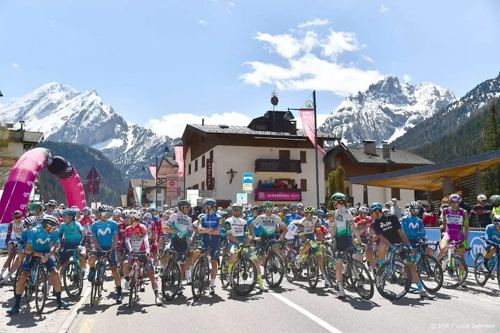 yates en almeida lossen bernal in 17e giro etappe ritzege martin