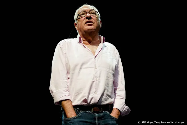 youp van t hek eert gesloten cultuursector met kerstgedicht