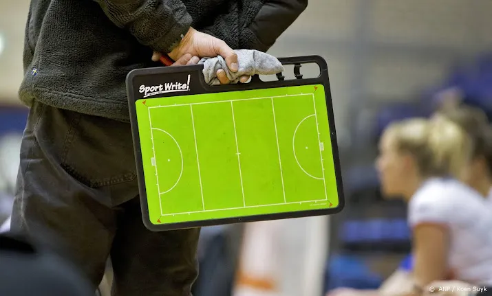 zaalhockeyers voor dichte deur in almere en moeten uitwijken
