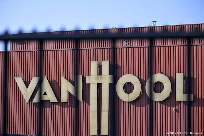 zakenman belooft meer banenbehoud na concurrerend bod op van hool