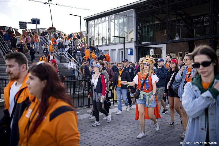 zandvoort maakt zich op voor grand prix fans druppelen binnen