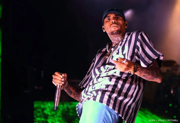 zanger chris brown opgepakt in parijs