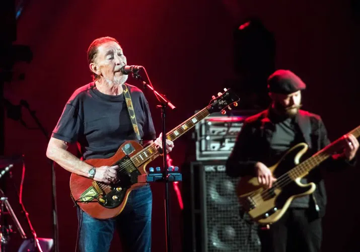 zanger chris rea in elkaar gezakt op podium