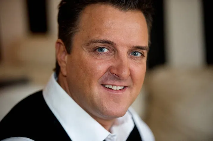 zanger mick harren vast voor bedreiging