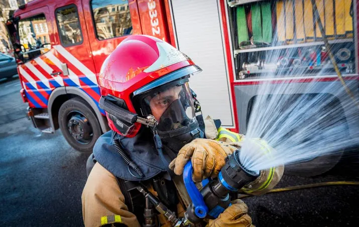 zeer grote brand in visverwerkingsbedrijf urk