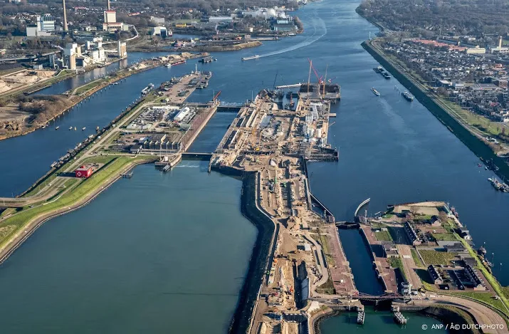 zeesluis ijmuiden is de naam s werelds grootste zeesluis