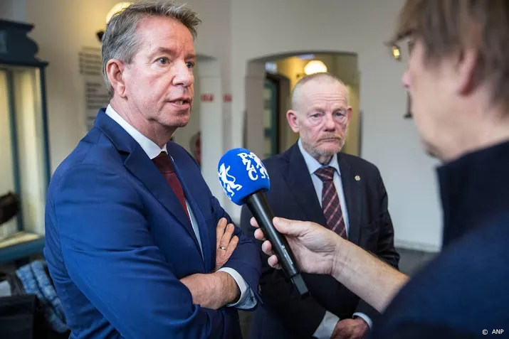 zeeuwse bestuurders dinsdag in den haag voor overleg over kazerne