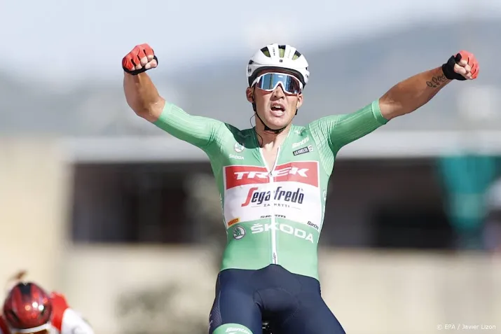zege pedersen in vuelta vallende roglic wint tijd op evenepoel