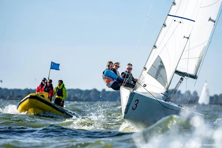 zeilsters zegers en berkhout juichen te vroeg op wk in 470 klasse