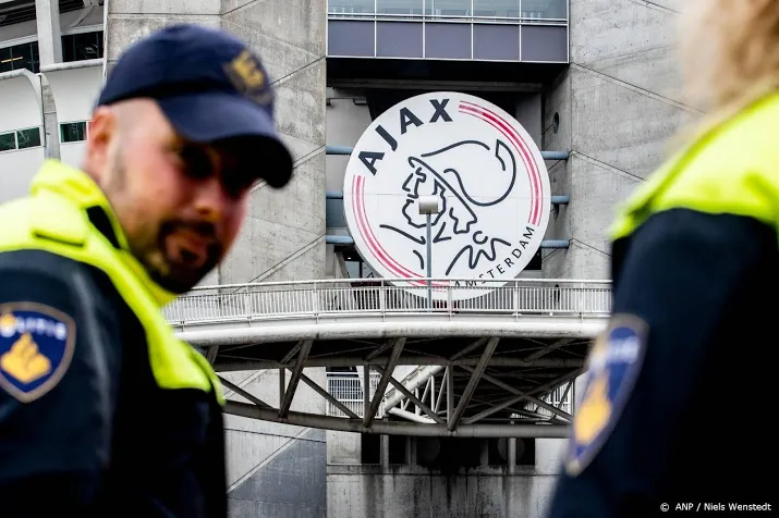 zeker 100 lille supporters gepakt in amsterdam