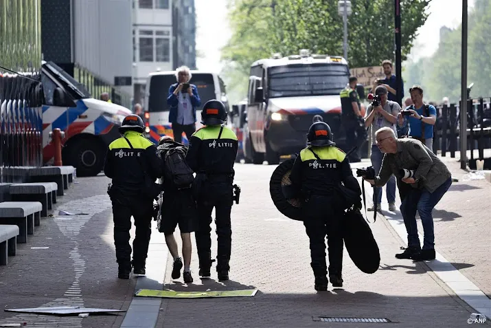 zeker een iemand afgevoerd door politie bij protest uva