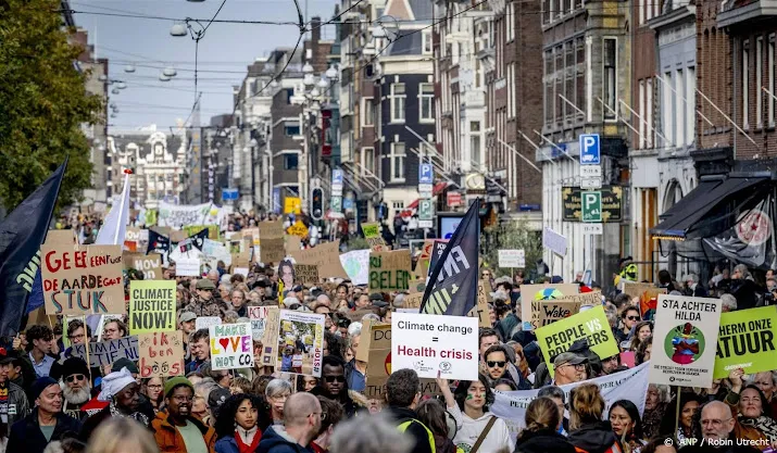zeker tienduizenden lopen klimaatmars door amsterdam