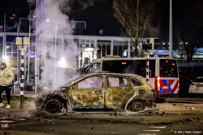 zeker vier agenten gewond door rellen bij zalencentrum den haag