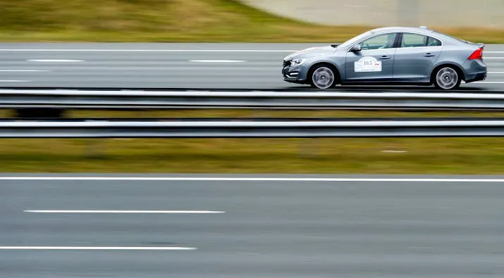 zelfrijdende auto zal examen moeten doen