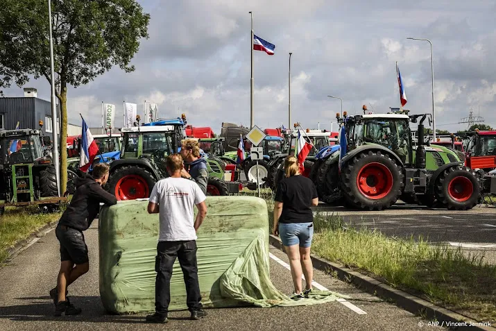 zes aanhoudingen bij blokkade zwolle shovel van politie vernield