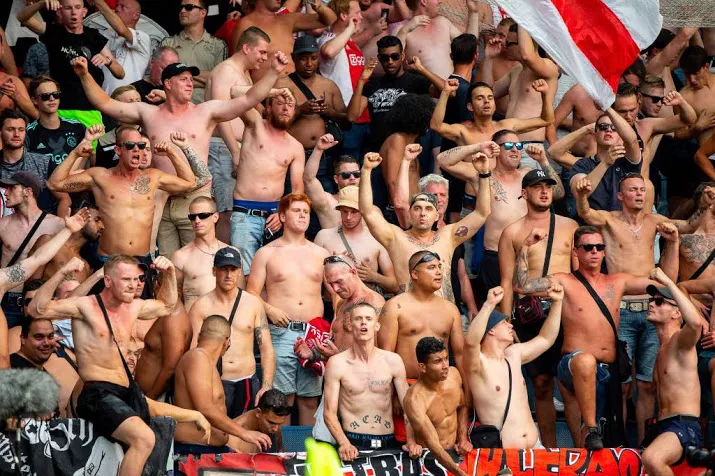 zes aanhoudingen na incident in arena