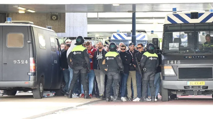 zes lille supporters blijven vast in amsterdam