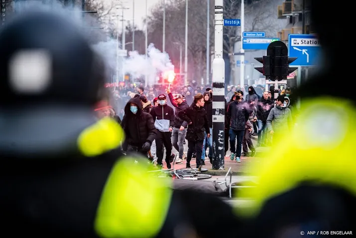 zes maanden cel voor gooien stenen en fiets bij rellen eindhoven