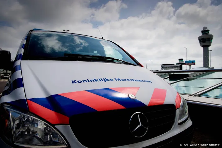 zestien mensen achterin vrachtwagen ijmuiden