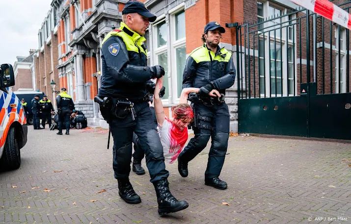 zestien mensen opgepakt na klimaatdemonstraties in den haag