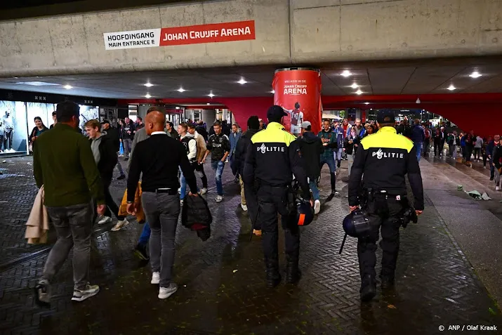 zeven agenten lichtgewond geraakt tijdens ajax marseille