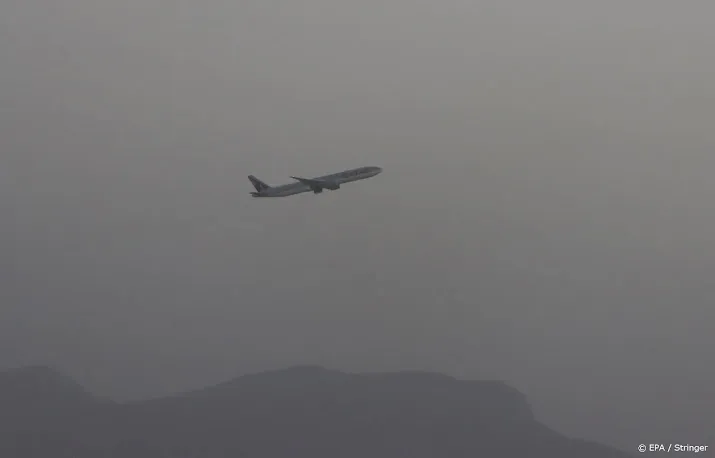 zeven nederlanders met vlucht uit kabul naar qatar