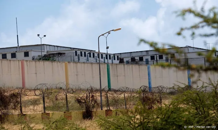 zeventien illegalen ontsnappen uit detentie op curacao