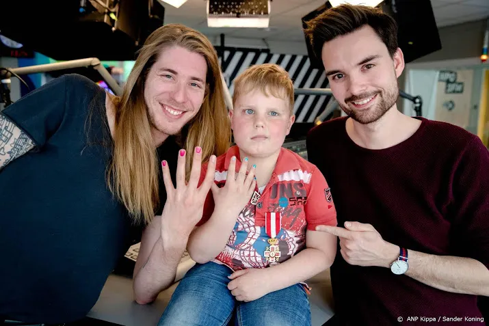 ziekenhuis koopt robotarm van tijns nagellak