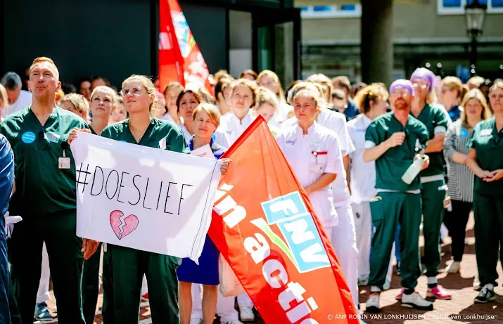 ziekenhuismedewerkers leggen het werk neer