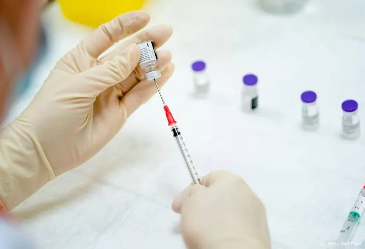 ziekenhuizen onderzoeken effect derde prik bij kwetsbare patient
